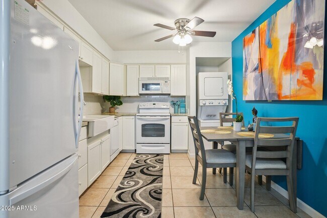 Foto del edificio - 8046 E Oak St