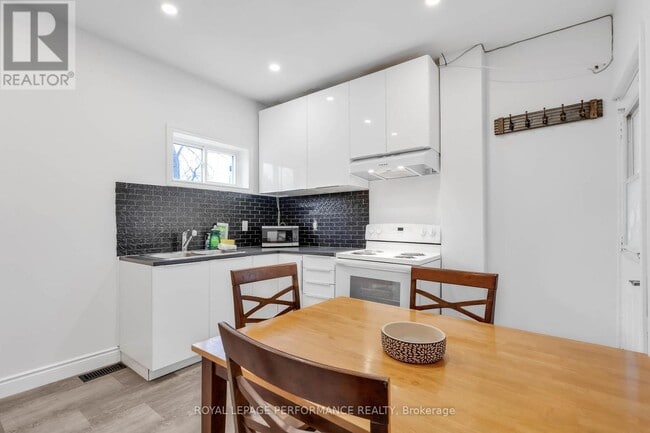 Building Photo - 123 Pamilla St