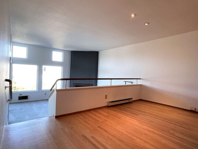 Building Photo - Gorgeous 1 bedroom condo with incredible v...