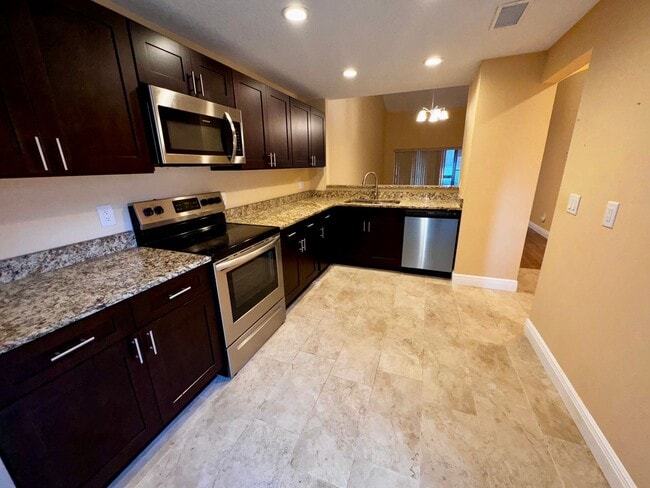 Building Photo - 2 Bedroom one story Fern Park Townhome wit...
