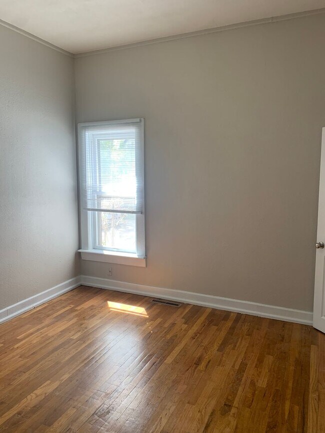 Foto del edificio - 4 BEDROOM, 1 BATHROOM, SINGLE FAMILY HOME, CONVENIENT DOWNTOWN LOCATION!
