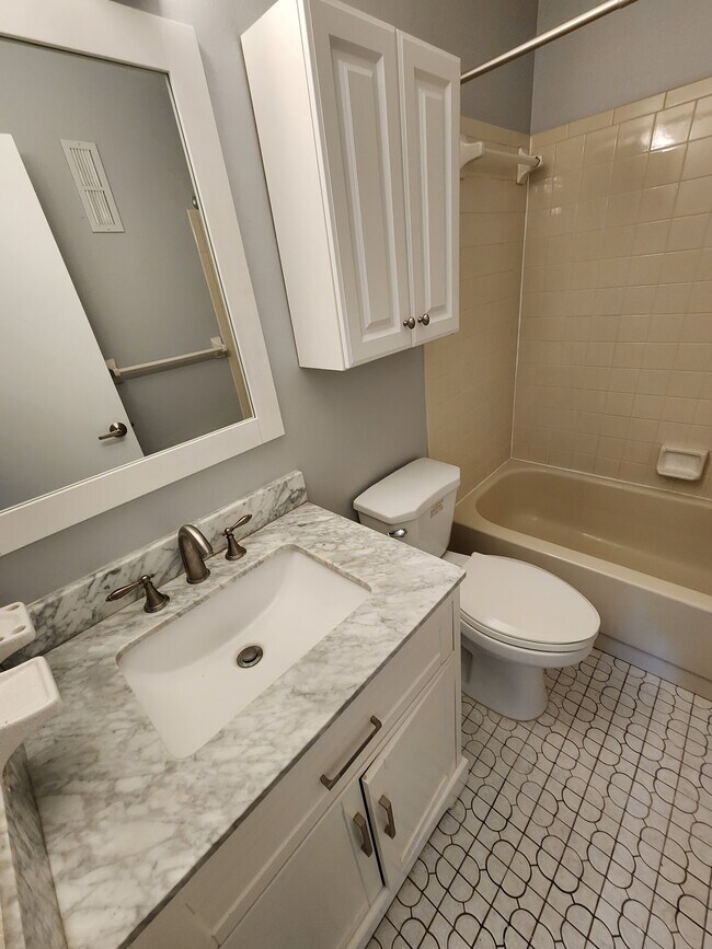 Building Photo - 12570 Capri Cir N