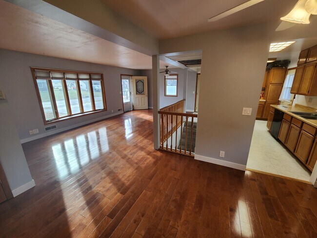 Building Photo - 909 Woody Ln NW