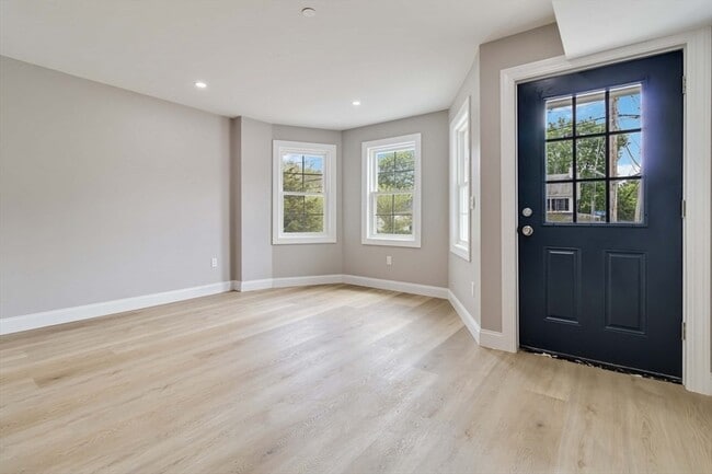 Building Photo - 192 Main St