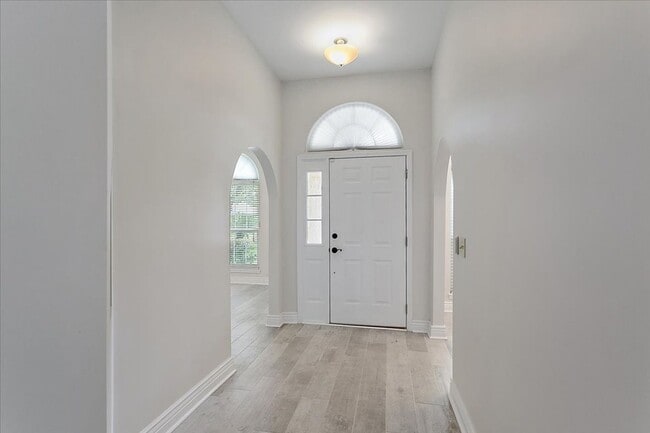 Building Photo - Beautiful 3/2 just minutes to the beach!
