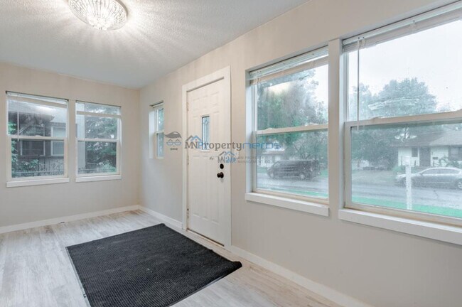 Building Photo - REMOLDED 3 BED AND 1 BATH LOCATED IN COLOU...
