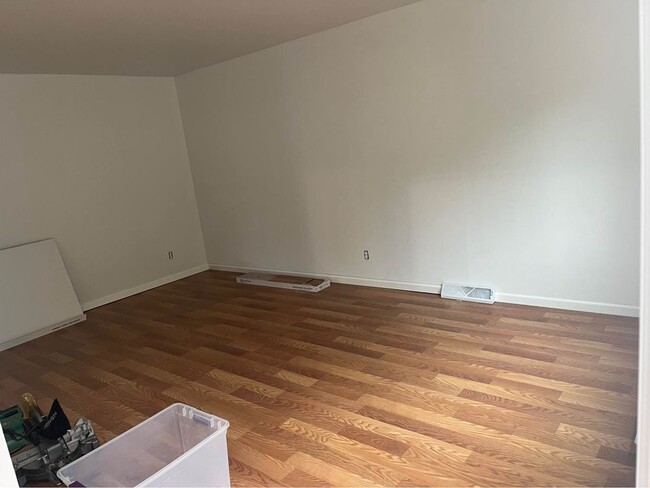 Living room pic 1 - 709 Vernon Ave