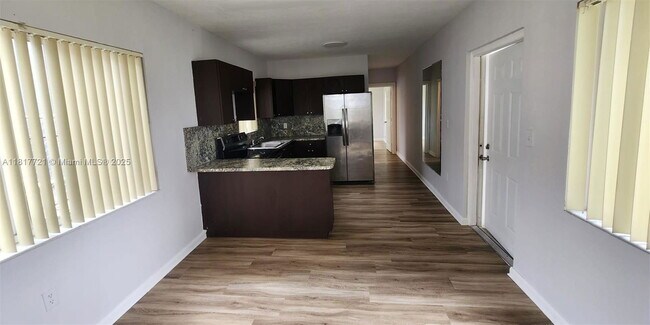 Foto del edificio - 7615 NW 4th Ct