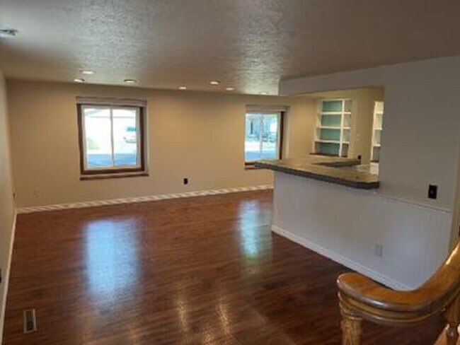 Foto del edificio - 3 Bed 2.5 Bath Single-Family Home on Cul-De-Sac w/ Large Fenced Backyard, Garage