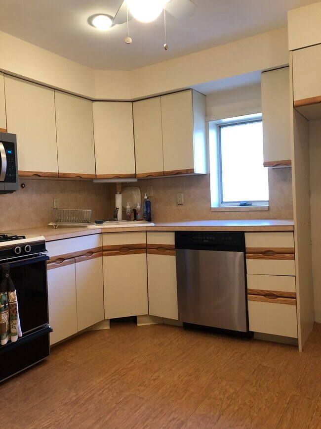 Kitchen - 33 Mountain Ave