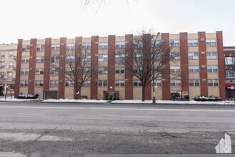 Building Photo - 6830 N Sheridan Rd