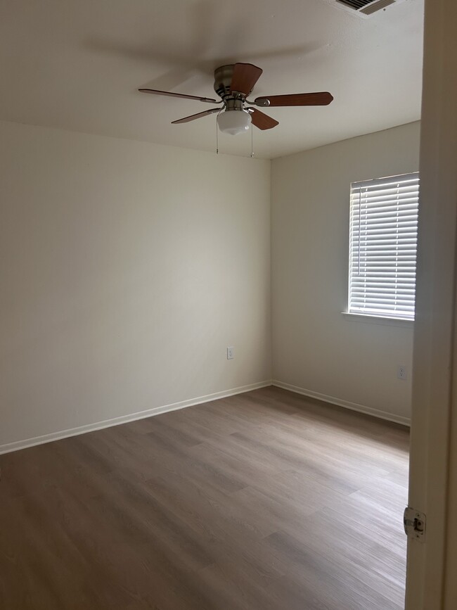 Foto del edificio - 5213 Everett Ln