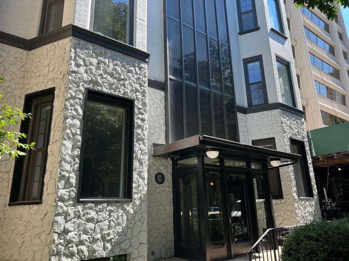 Building Photo - Beautiful Gold Coast 1 Bed/1 Bath Apartment