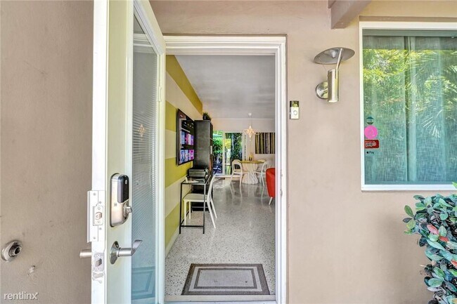 Building Photo - 2 br, 1 bath House - 2808 NE 6th Ave