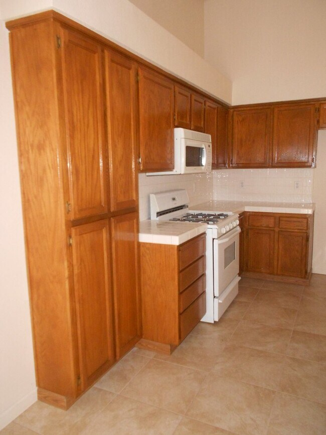 Foto del edificio - 4 bedroom 2 bath house in Yuba City
