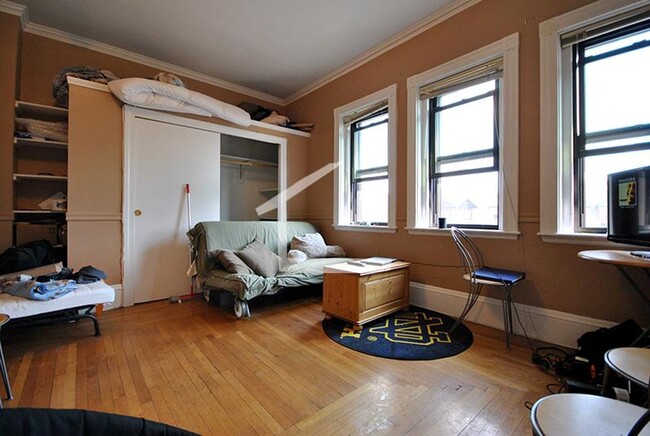 Building Photo - Spacious Two Bed Right In Kenmore