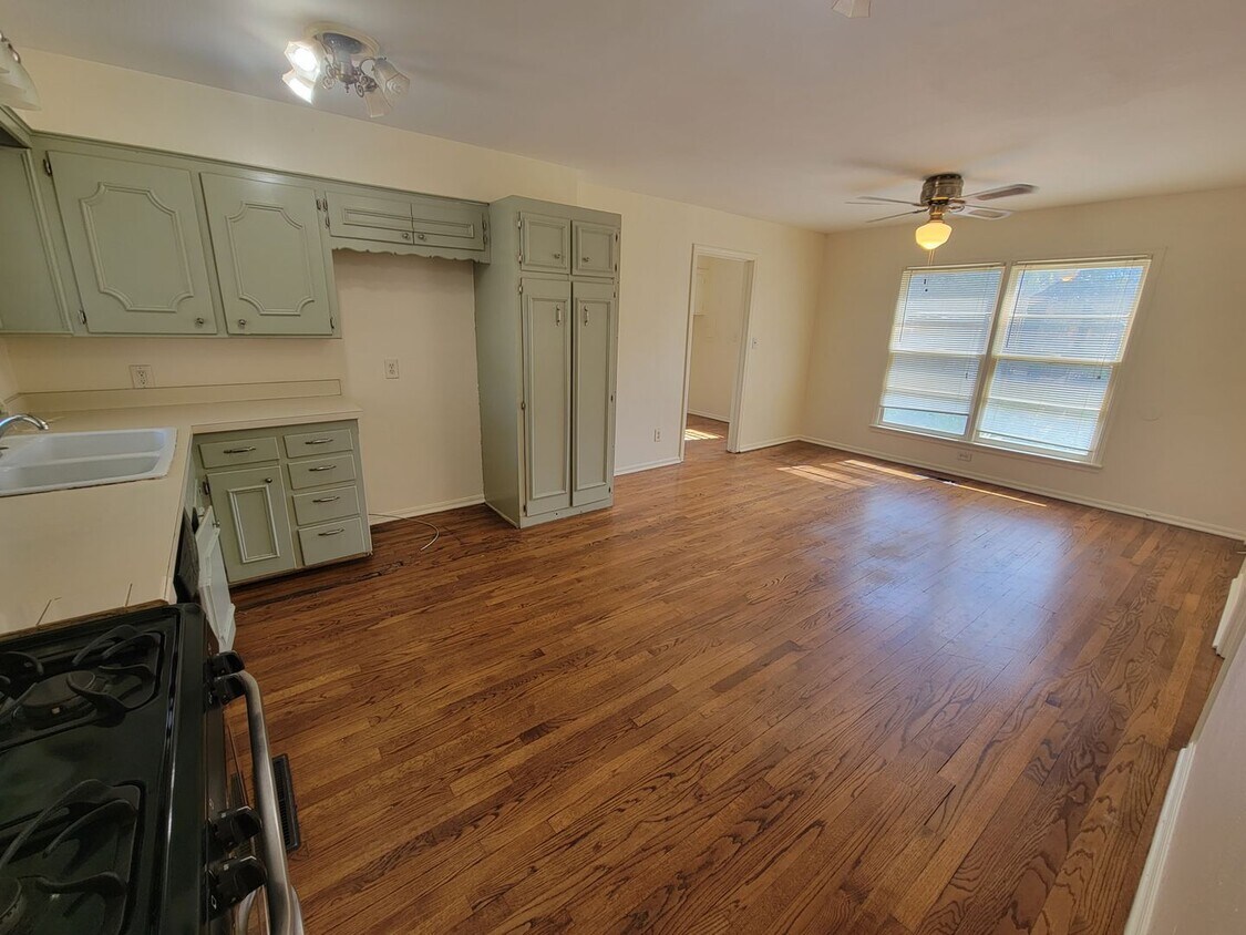 Primary Photo - 3 bed in Bethany ready for new tenant!