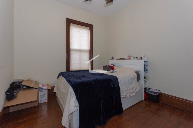 Building Photo - Nicely renovated 4 bed unit near Northeastern!