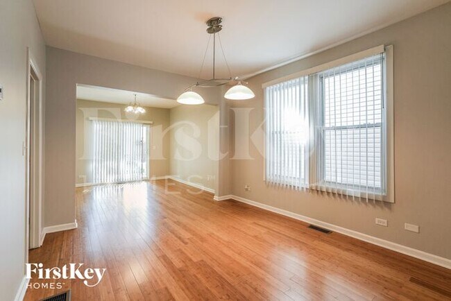 Foto del edificio - 3356 North Kilbourn Avenue