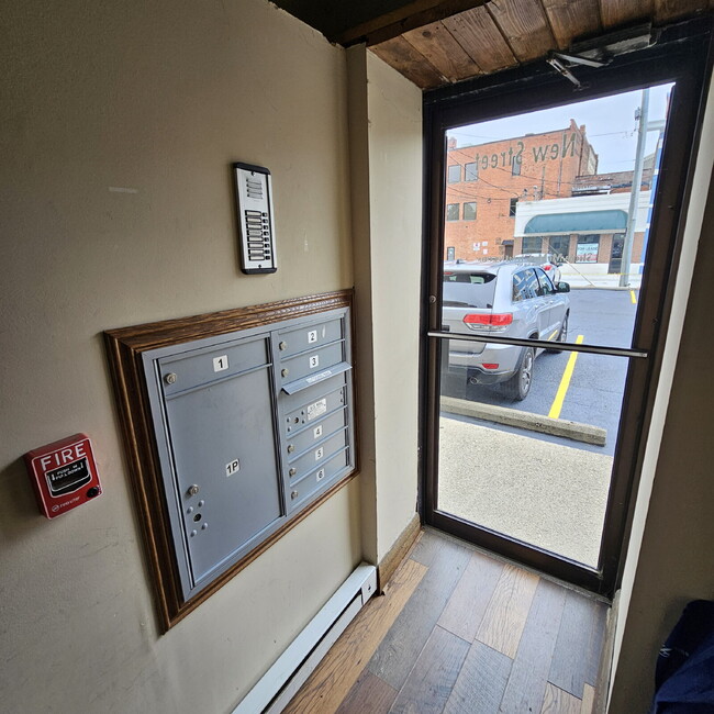 Building Photo - Unique 2 Bedroom Loft with Large living ro...