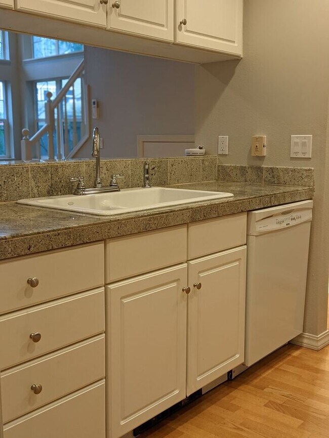 Building Photo - Modern Townhome in Beautiful Northwest Por...