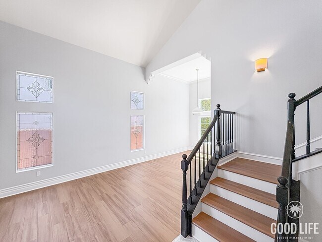 Foto del edificio - Spacious 4-Bed, 3-Bath Retreat with 3-Car ...