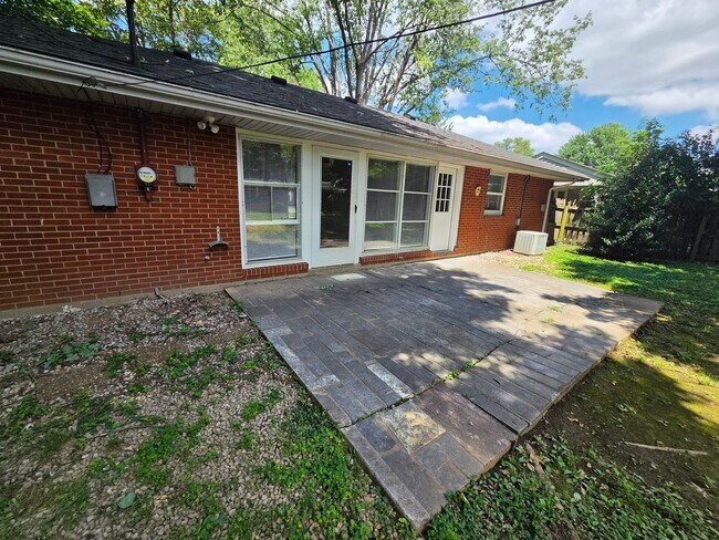 Foto del edificio - Lovely 3 bedroom 1 bath with spacious kitchen and tons of natural light!