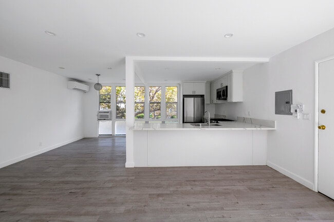 Building Photo - 337 Rexford Dr