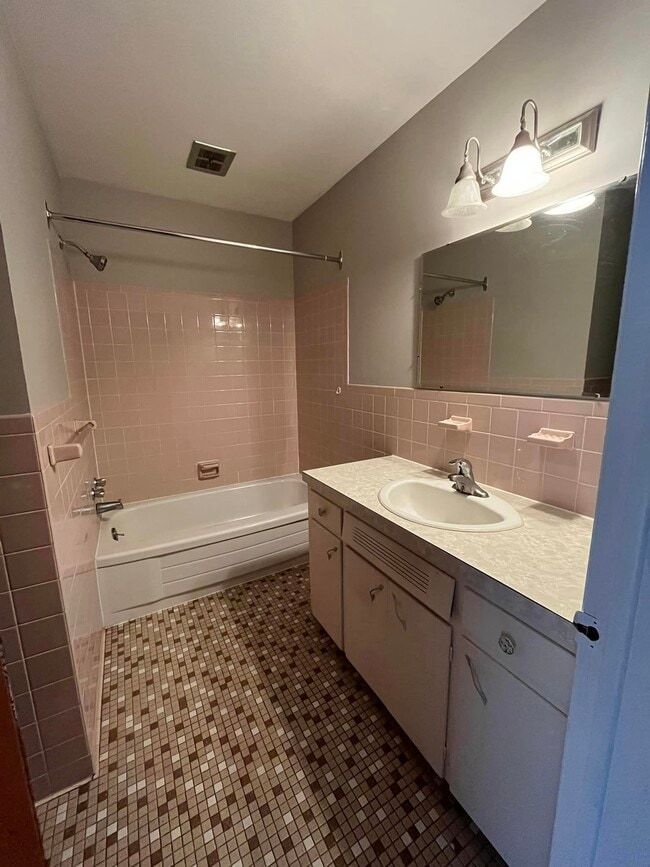 Building Photo - 615 Chalmers Ct