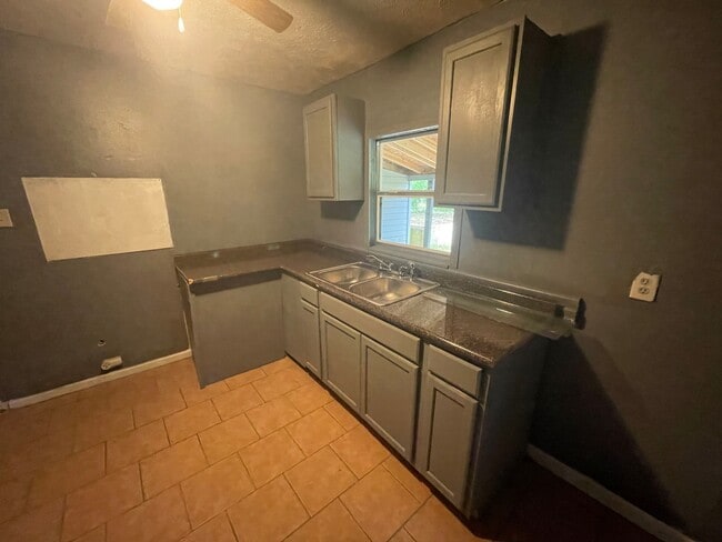 Building Photo - 2732 Teresa Dr