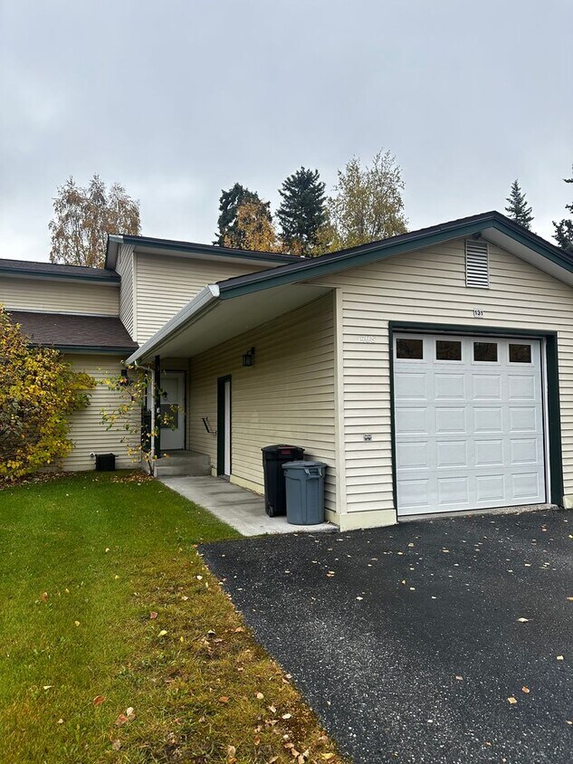 Primary Photo - 3 Bed/2.5 Bath/1 Car Heated Garage (All Ut...