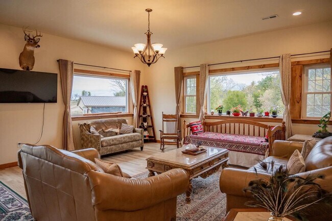 Building Photo - 3 Bedroom Single Family Country Home in Ma...