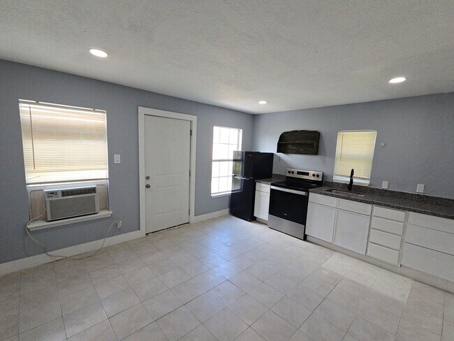 Foto del edificio - 9010 Linda Vista Rd