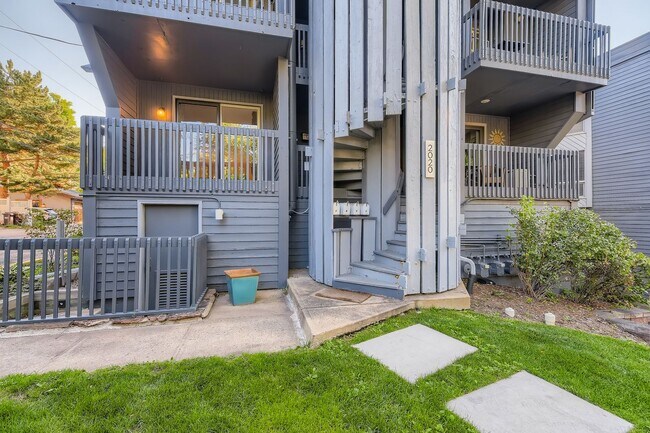 Foto del edificio - Two Story Condominium Prime Location! Just...