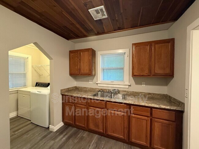 Foto del edificio - 3128 E 4th St