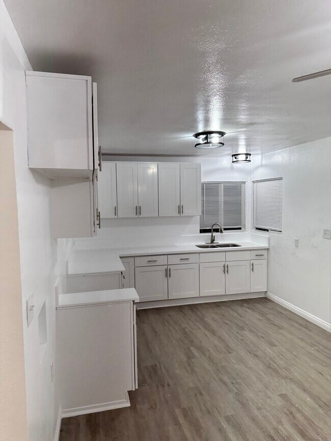Building Photo - 4836 Park Ave