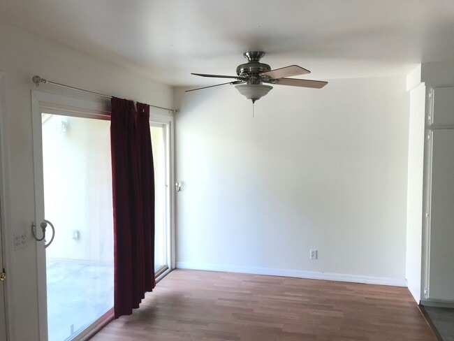 Building Photo - 3 Bedroom Townhome for Lease in Highly Des...