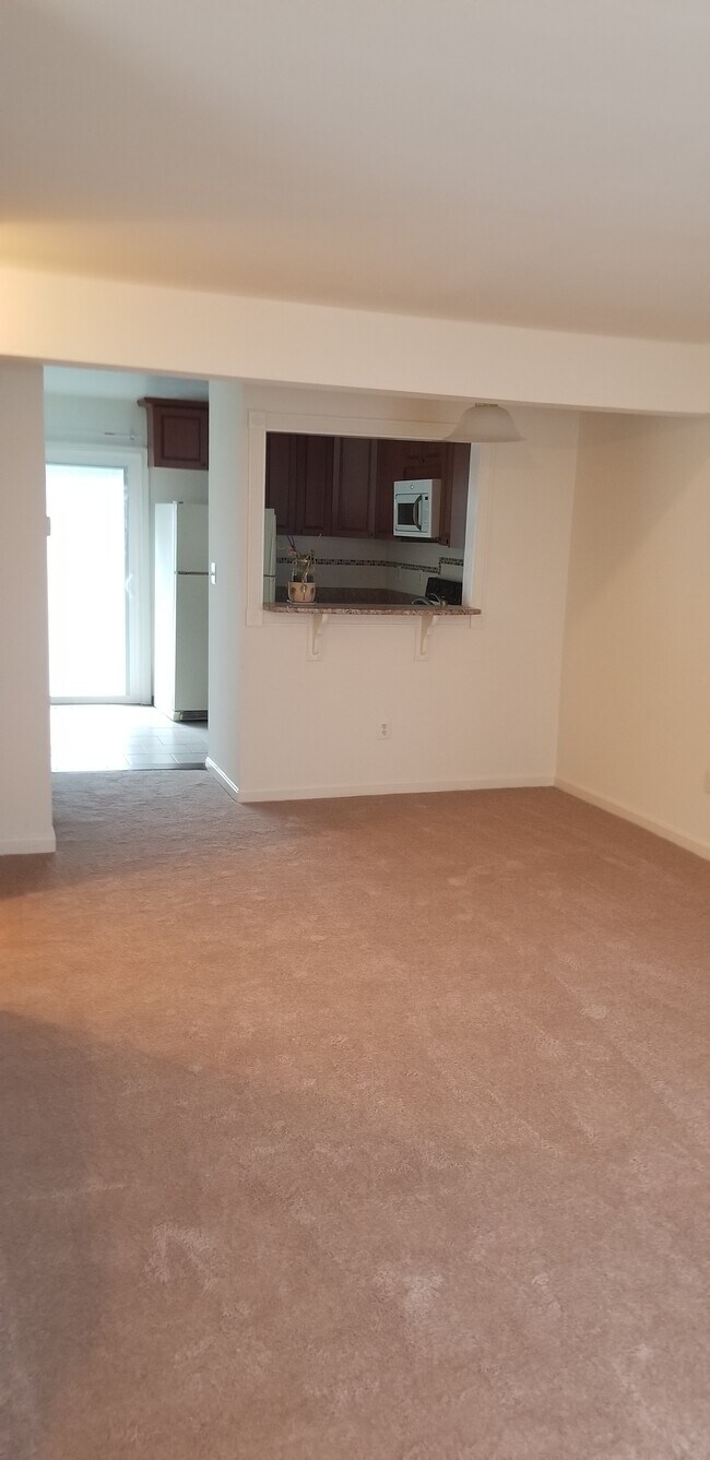 Lving/dining/ w Kitchen passthrough - 6153 Glen Eagles Ct