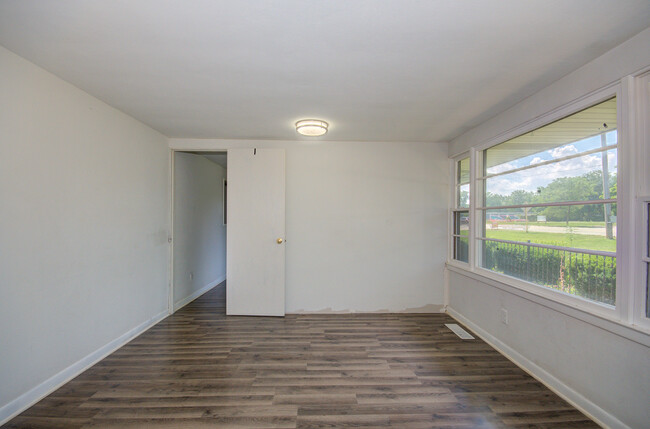 Building Photo - 2445 Plainfield Rd