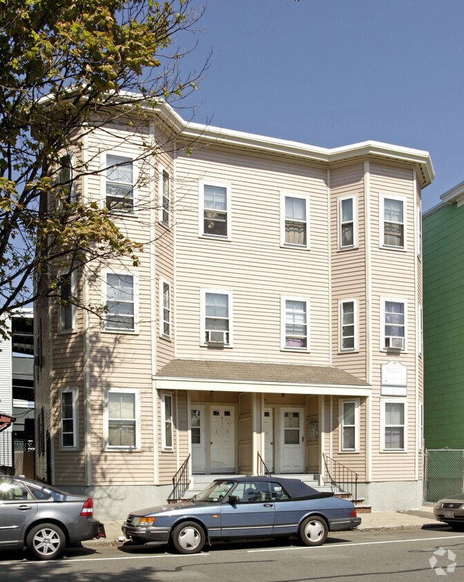 Foto del edificio - 409-411 Cardinal Medeiros Ave