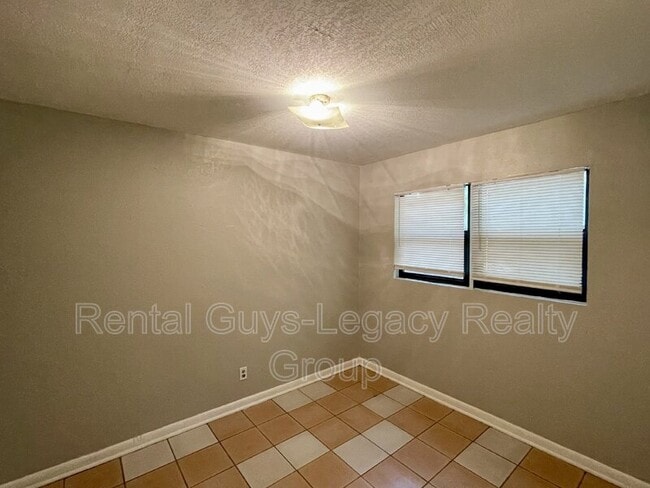 Foto del edificio - 1738 Wright Ave