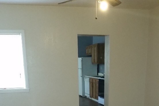 livingroom to kitchen - 4008 Windsor St