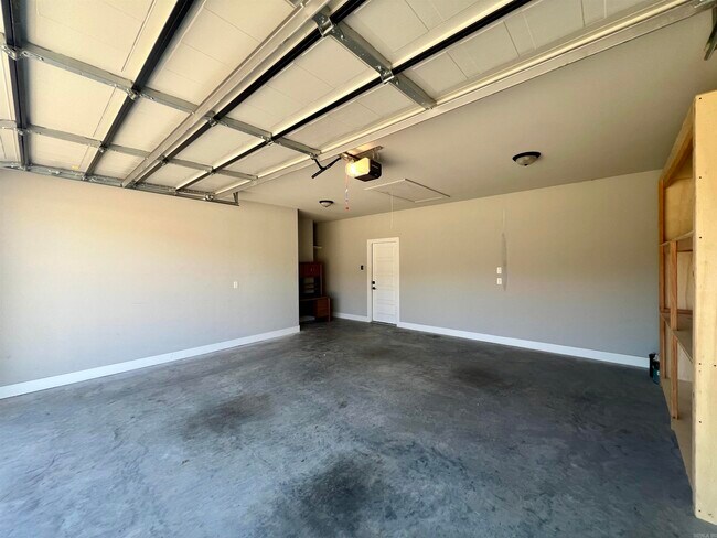 Building Photo - 9741 Meadow Creek Dr