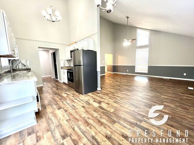 Building Photo - 3 Bedroom Available For Move In TODAY! You...