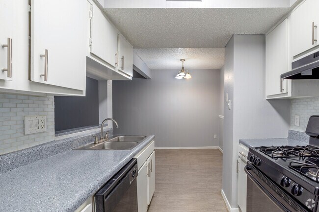 1BR, 1BT - The Peacock - 728SF - Cocina - The Social