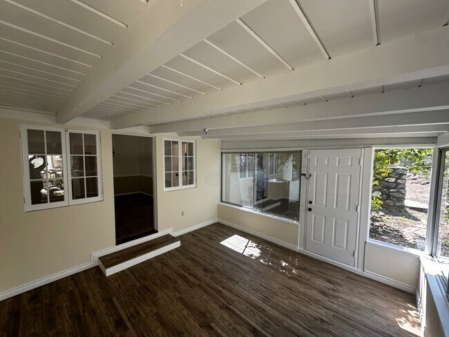 Foto del edificio - 2151 N Altadena Dr