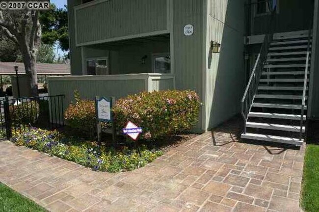 Building Photo - $2590 /  GORGEOUS CENTRAL FREMONT CONDO IN...