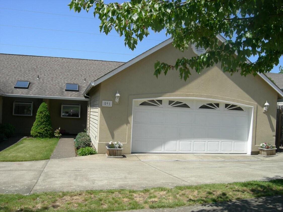 Primary Photo - 591 NW Meadows Dr