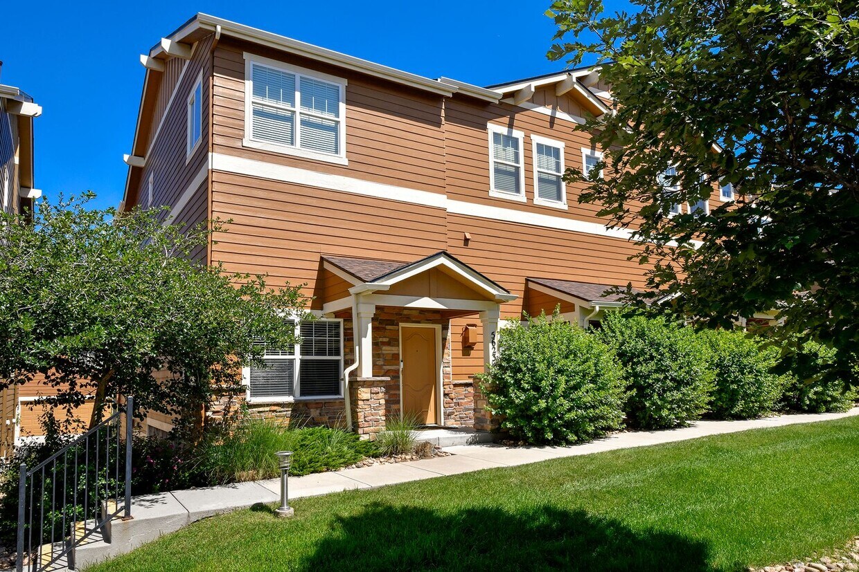Foto principal - 2-Story Townhome - Excellent Condition