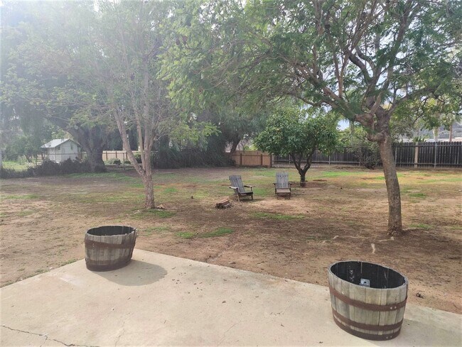 Building Photo - Large Ranch Style Home on Huge Lot